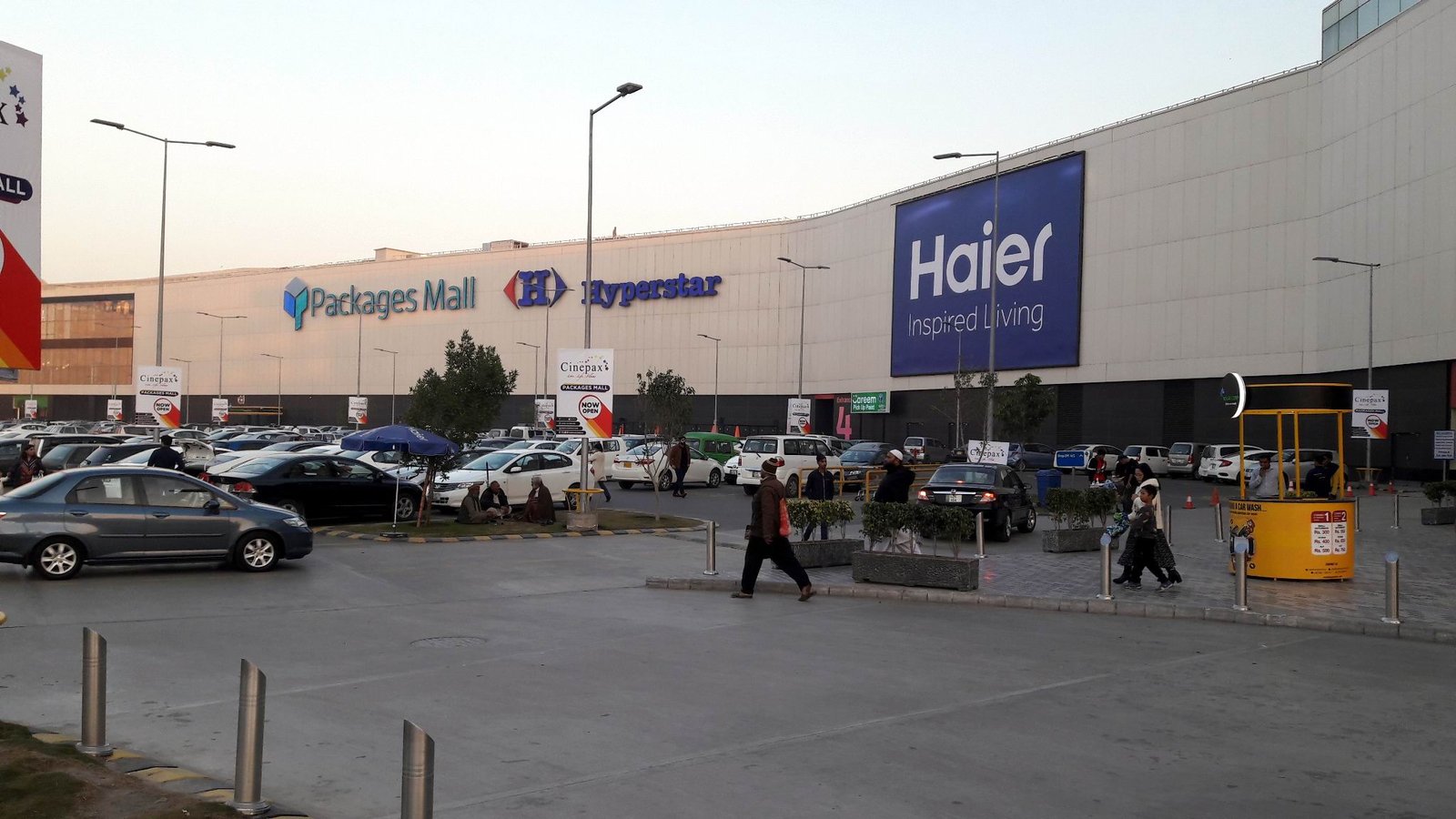 Packages Mall Lahore — international retailers, cinema and vibrant dining.