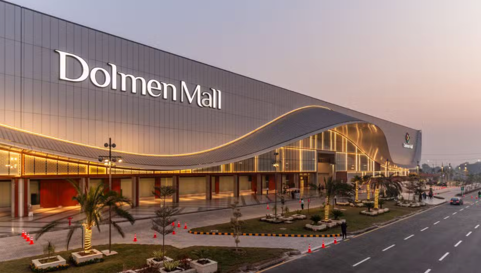 Dolmen Mall Lahore — international brands and family‑friendly shopping.